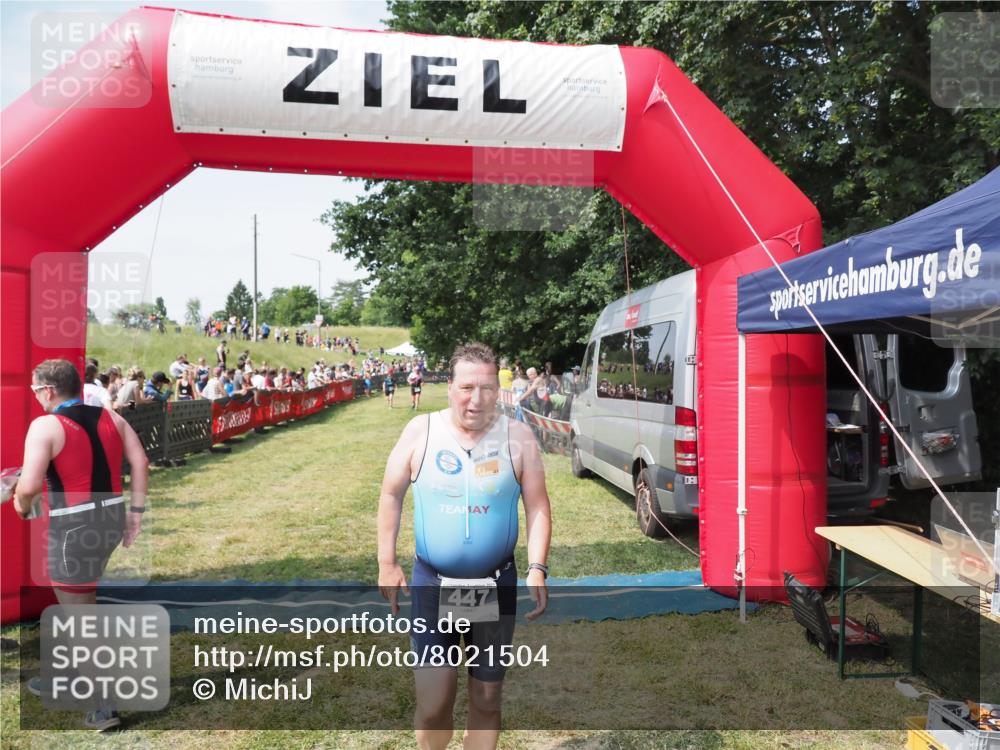 21.06.2025 - 27. Vierlanden-Triathlon MichiJ http://msf.ph/oto/8021504 15.06.2026 11:36:47 Ziel 447 meine-sportfotos.de