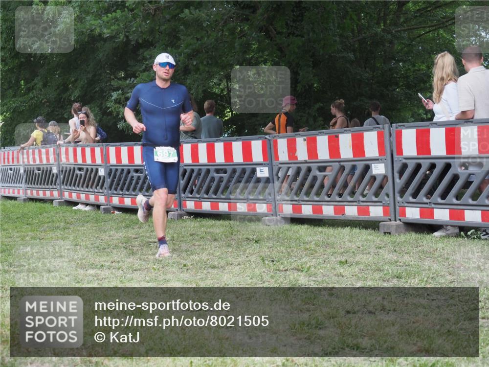 21.06.2025 - 27. Vierlanden-Triathlon KatJ http://msf.ph/oto/8021505 15.06.2025 13:20:45 Ziel 236, 647, 649, 697 meine-sportfotos.de