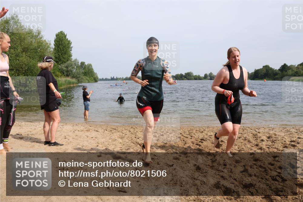 15.06.2025 - 27. Vierlanden-Triathlon Lena Gebhardt http://msf.ph/oto/8021506 15.06.2025 10:18:31 Schwimmen 495, 533, 535, 621, 628 meine-sportfotos.de