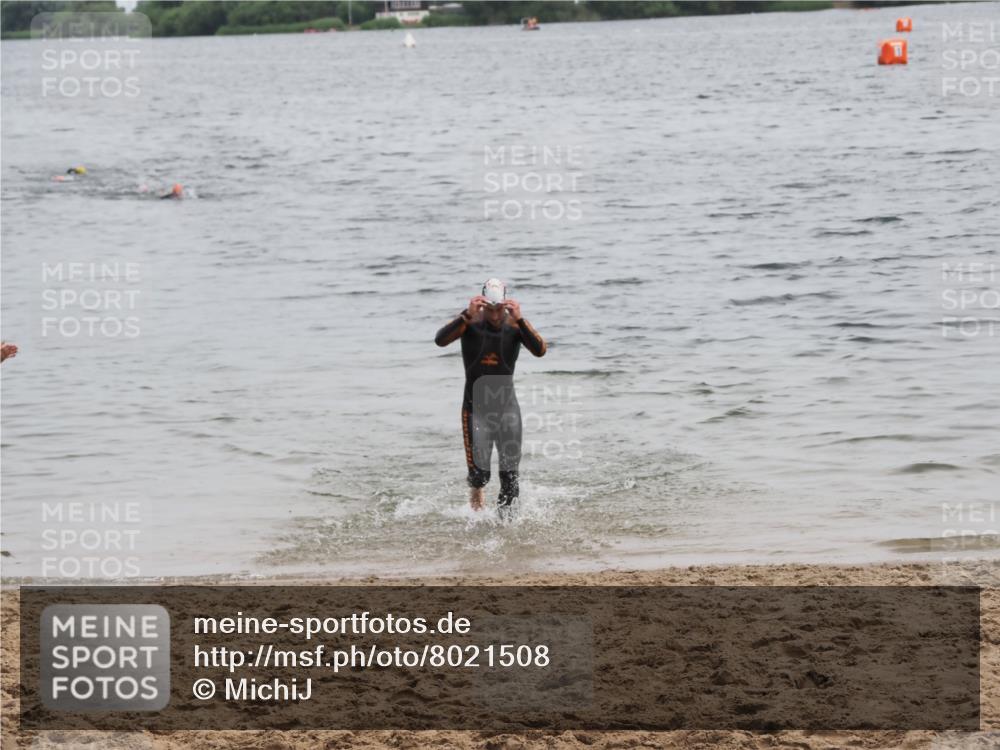 21.06.2025 - 27. Vierlanden-Triathlon MichiJ http://msf.ph/oto/8021508 15.06.2026 10:51:35 Schwimmen 676 meine-sportfotos.de
