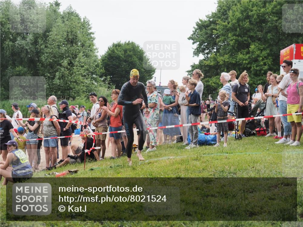 15.06.2025 - 27. Vierlanden-Triathlon KatJ http://msf.ph/oto/8021524 15.06.2025 10:52:31 Schwimmen 682, 759 meine-sportfotos.de