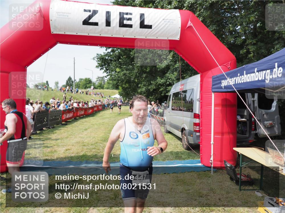 21.06.2025 - 27. Vierlanden-Triathlon MichiJ http://msf.ph/oto/8021531 15.06.2026 11:36:47 Ziel 447 meine-sportfotos.de