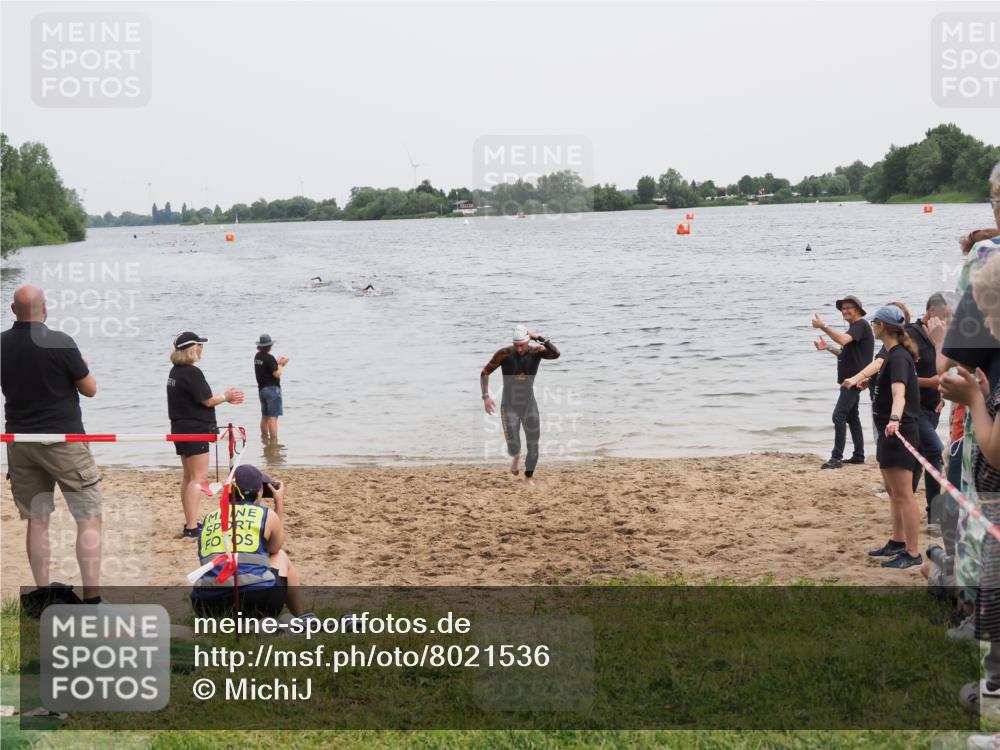 21.06.2025 - 27. Vierlanden-Triathlon MichiJ http://msf.ph/oto/8021536 15.06.2026 10:51:38 Schwimmen 676 meine-sportfotos.de