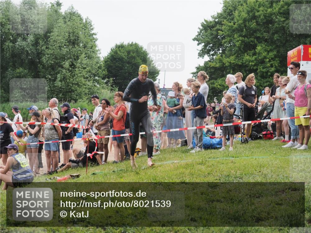 15.06.2025 - 27. Vierlanden-Triathlon KatJ http://msf.ph/oto/8021539 15.06.2025 10:52:31 Schwimmen 682, 759 meine-sportfotos.de