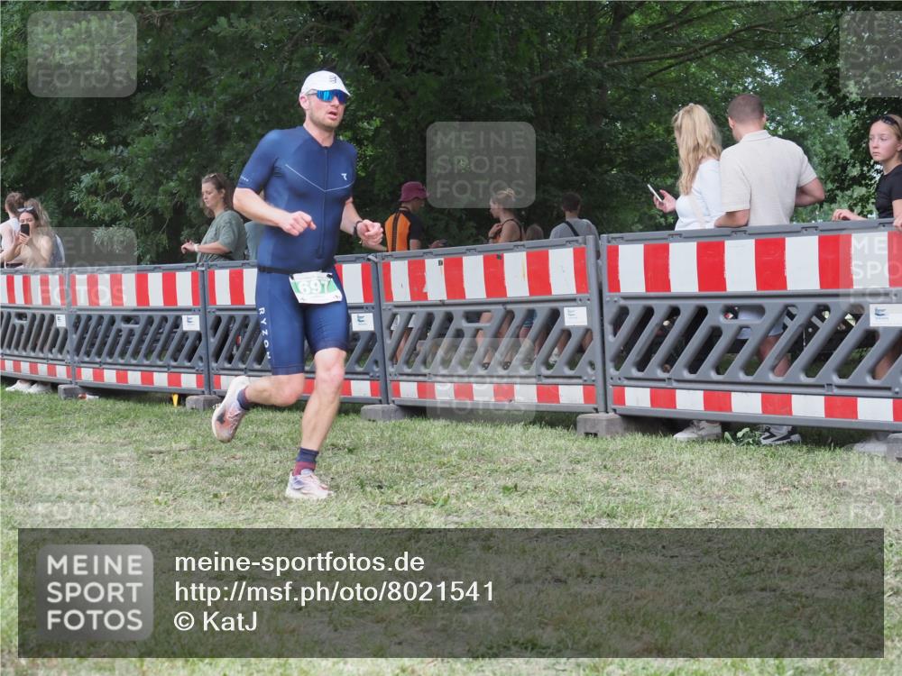 21.06.2025 - 27. Vierlanden-Triathlon KatJ http://msf.ph/oto/8021541 15.06.2025 13:20:45 Ziel 236, 647, 649, 697 meine-sportfotos.de