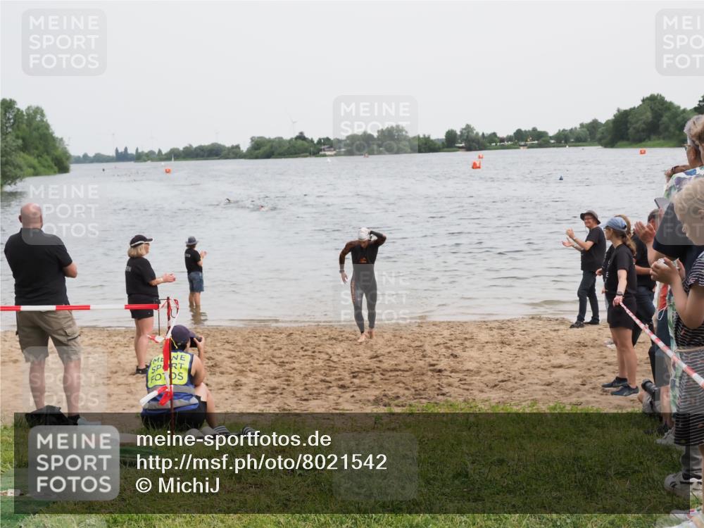 21.06.2025 - 27. Vierlanden-Triathlon MichiJ http://msf.ph/oto/8021542 15.06.2026 10:51:38 Schwimmen 676 meine-sportfotos.de