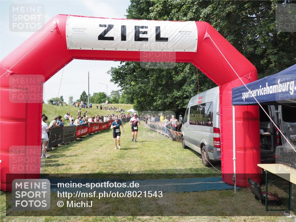 21.06.2025 - 27. Vierlanden-Triathlon MichiJ http://msf.ph/oto/8021543 15.06.2026 11:36:54 Ziel 468, 555 meine-sportfotos.de