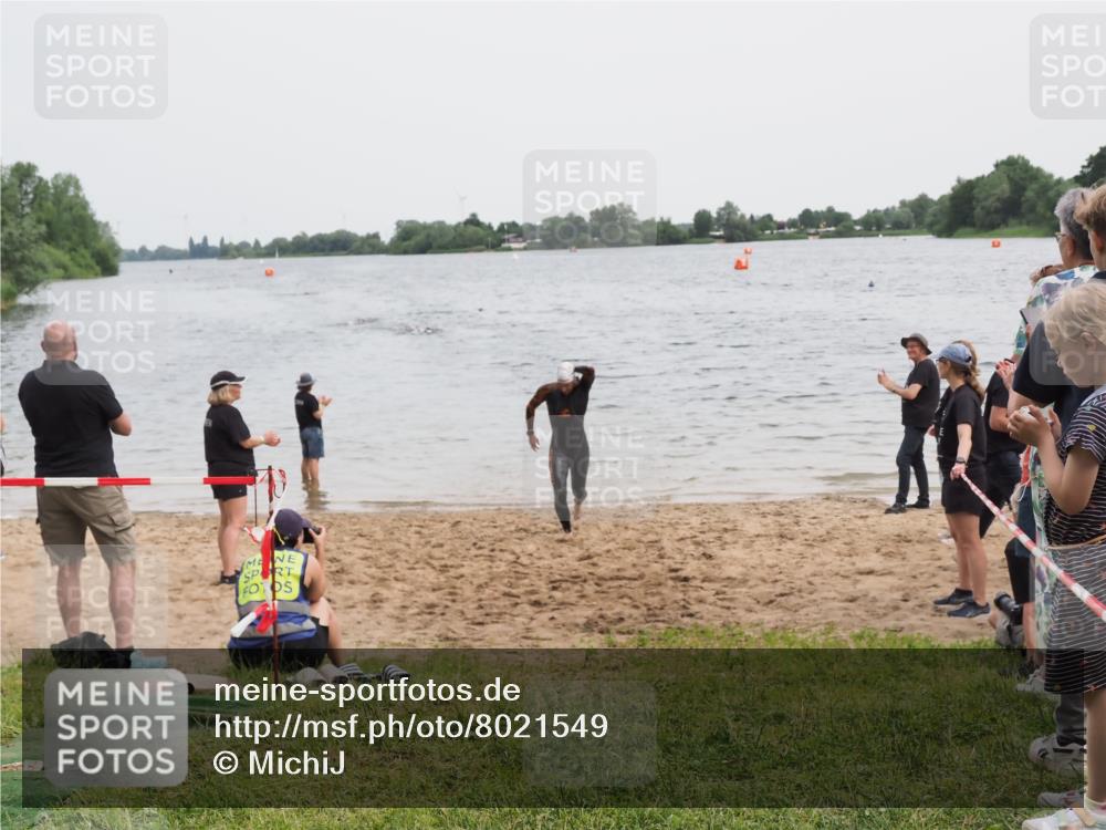 21.06.2025 - 27. Vierlanden-Triathlon MichiJ http://msf.ph/oto/8021549 15.06.2026 10:51:38 Schwimmen 676 meine-sportfotos.de