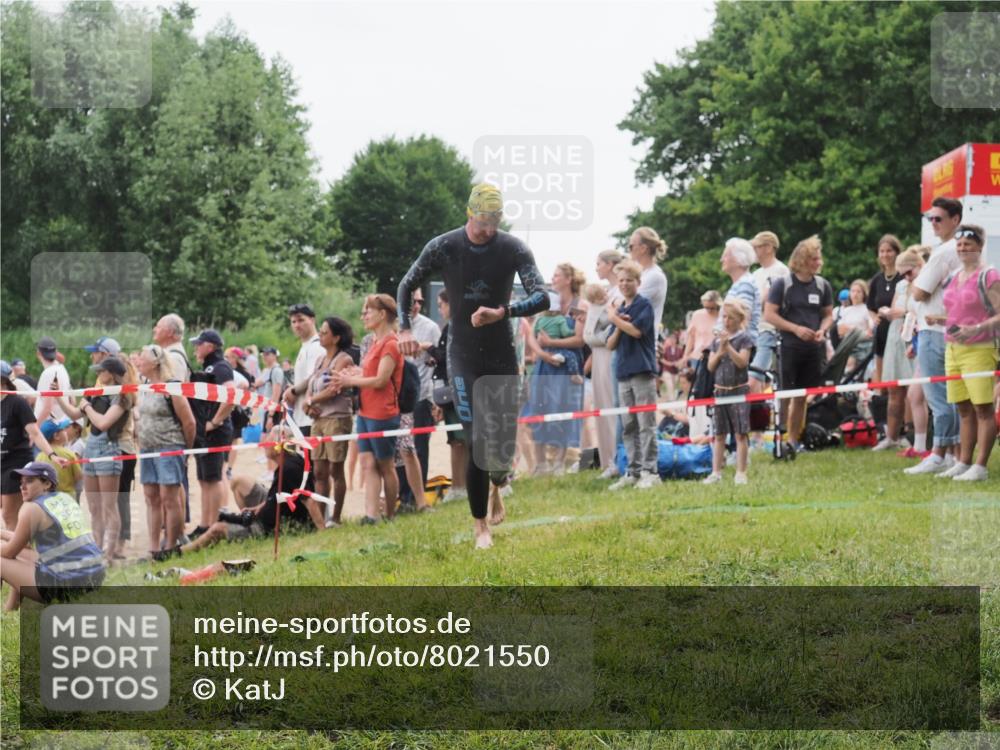 15.06.2025 - 27. Vierlanden-Triathlon KatJ http://msf.ph/oto/8021550 15.06.2025 10:52:32 Schwimmen 682, 759 meine-sportfotos.de