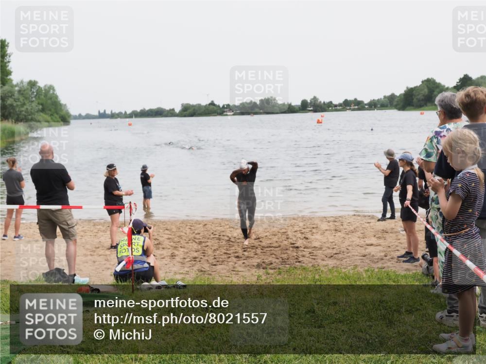 21.06.2025 - 27. Vierlanden-Triathlon MichiJ http://msf.ph/oto/8021557 15.06.2026 10:51:38 Schwimmen 676 meine-sportfotos.de