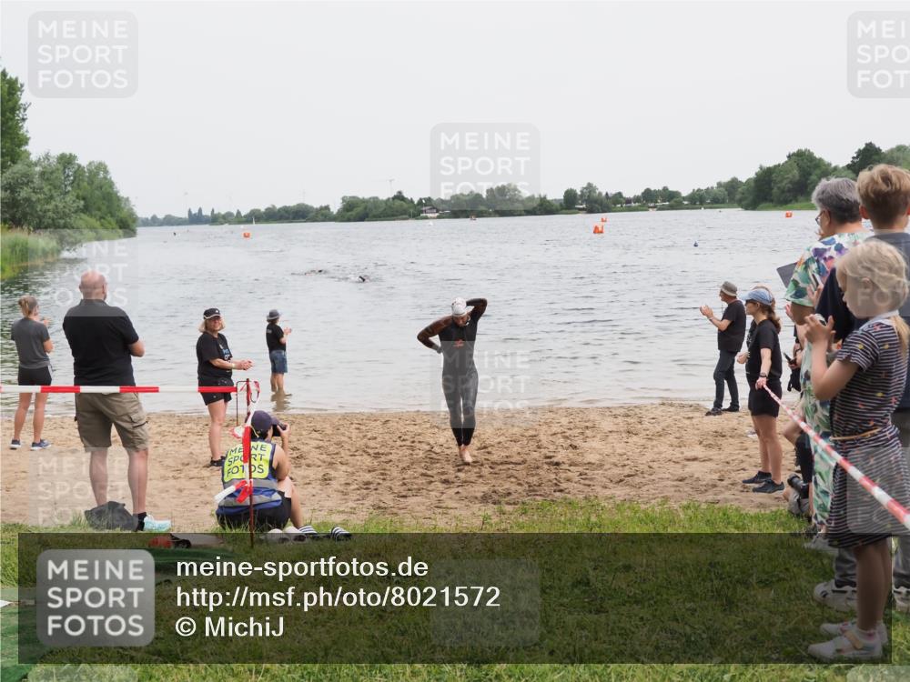 21.06.2025 - 27. Vierlanden-Triathlon MichiJ http://msf.ph/oto/8021572 15.06.2026 10:51:39 Schwimmen 676 meine-sportfotos.de