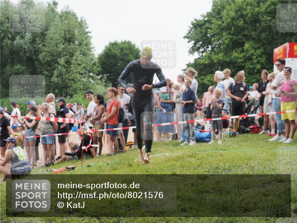 15.06.2025 - 27. Vierlanden-Triathlon KatJ http://msf.ph/oto/8021576 15.06.2025 10:52:32 Schwimmen 682, 759 meine-sportfotos.de