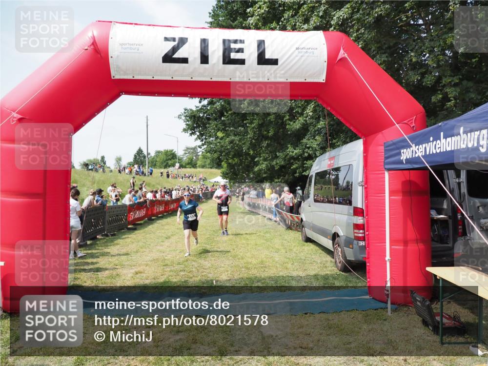 21.06.2025 - 27. Vierlanden-Triathlon MichiJ http://msf.ph/oto/8021578 15.06.2026 11:36:54 Ziel 468, 555 meine-sportfotos.de