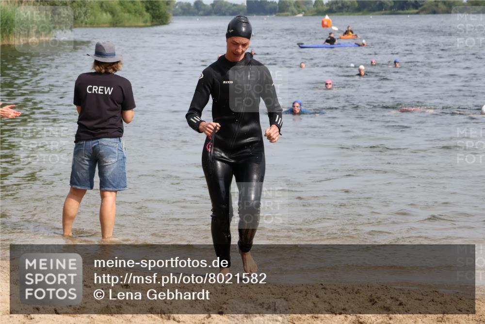15.06.2025 - 27. Vierlanden-Triathlon Lena Gebhardt http://msf.ph/oto/8021582 15.06.2025 10:18:40 Schwimmen 533, 536, 621, 628 meine-sportfotos.de
