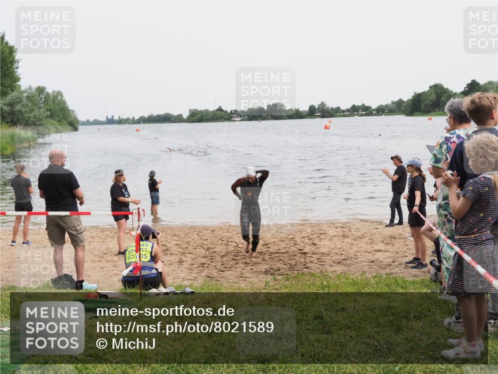 21.06.2025 - 27. Vierlanden-Triathlon MichiJ http://msf.ph/oto/8021589 15.06.2026 10:51:39 Schwimmen 676 meine-sportfotos.de