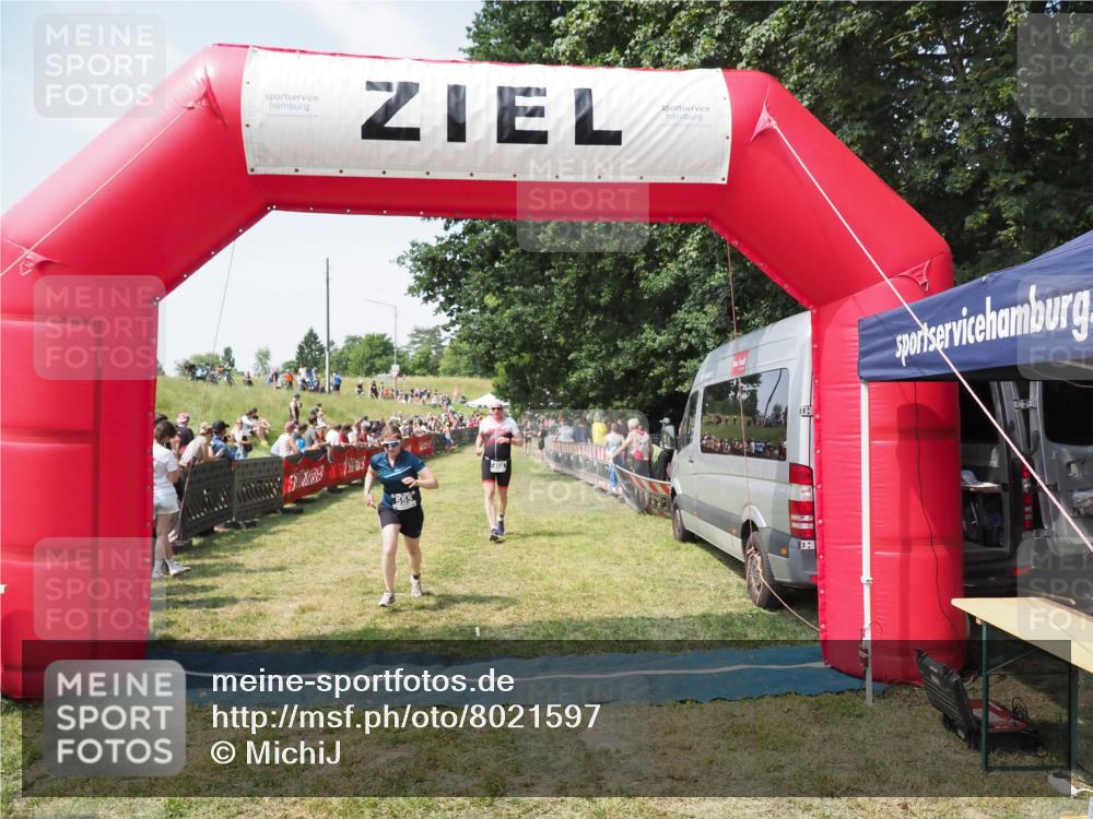 21.06.2025 - 27. Vierlanden-Triathlon MichiJ http://msf.ph/oto/8021597 15.06.2026 11:36:55 Ziel 468, 555 meine-sportfotos.de