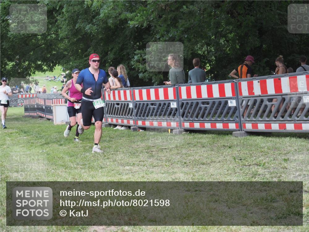 21.06.2025 - 27. Vierlanden-Triathlon KatJ http://msf.ph/oto/8021598 15.06.2025 13:20:51 Ziel 236, 649 meine-sportfotos.de