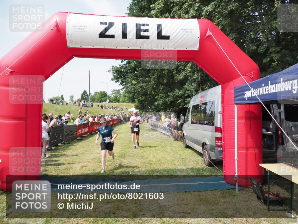 21.06.2025 - 27. Vierlanden-Triathlon MichiJ http://msf.ph/oto/8021603 15.06.2026 11:36:55 Ziel 468, 555 meine-sportfotos.de