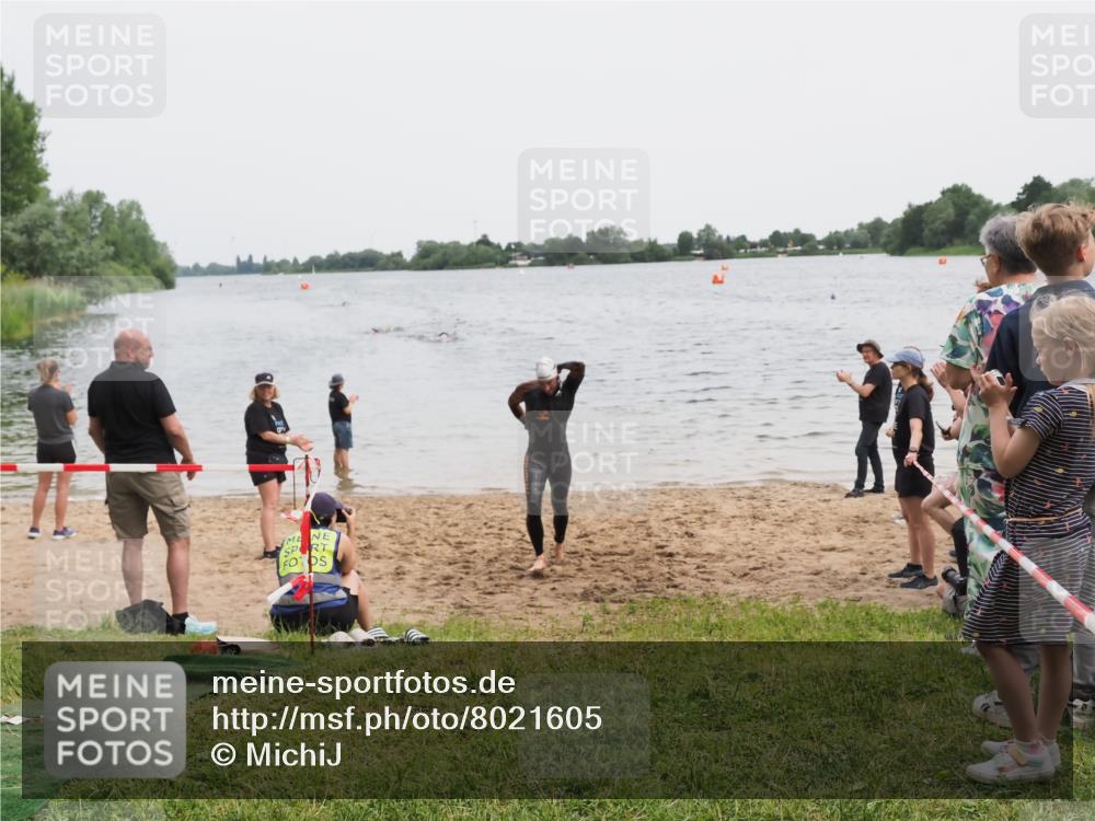 21.06.2025 - 27. Vierlanden-Triathlon MichiJ http://msf.ph/oto/8021605 15.06.2026 10:51:39 Schwimmen 676 meine-sportfotos.de