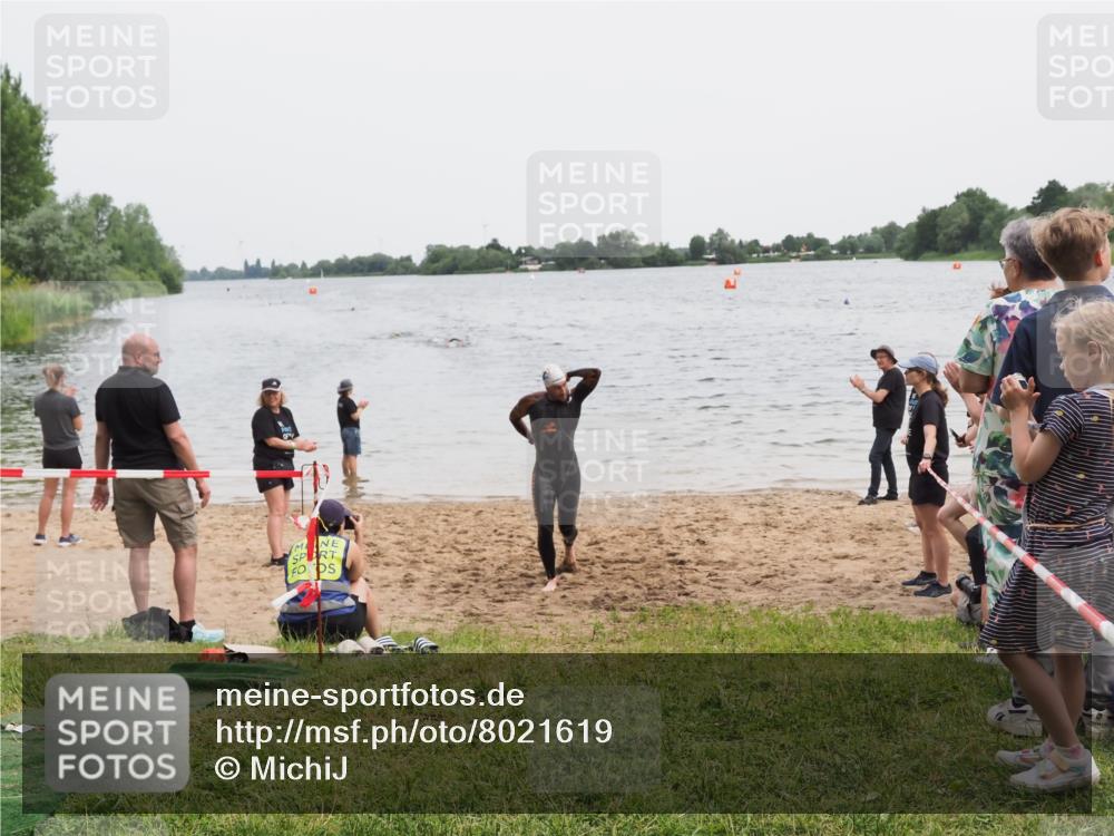 21.06.2025 - 27. Vierlanden-Triathlon MichiJ http://msf.ph/oto/8021619 15.06.2026 10:51:39 Schwimmen 676 meine-sportfotos.de