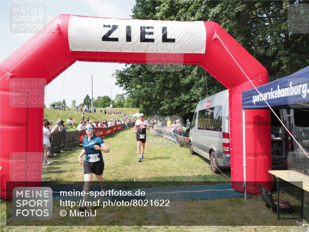 21.06.2025 - 27. Vierlanden-Triathlon MichiJ http://msf.ph/oto/8021622 15.06.2026 11:36:56 Ziel 468, 555 meine-sportfotos.de