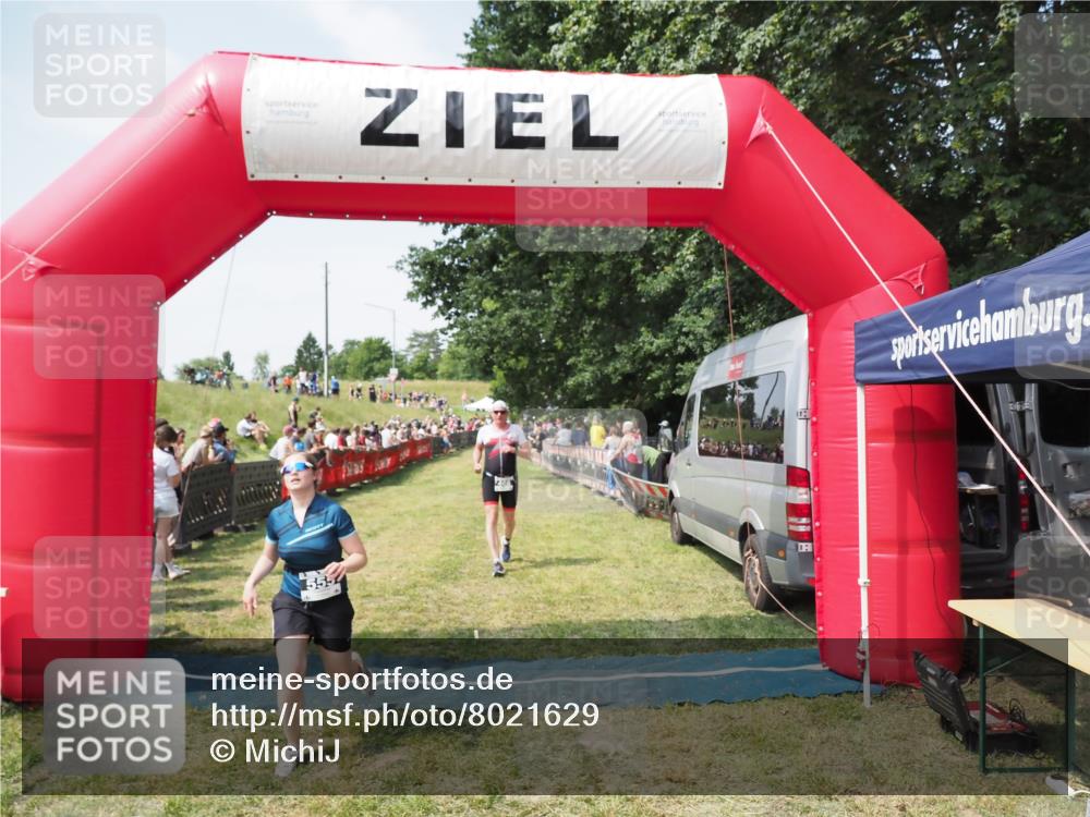 21.06.2025 - 27. Vierlanden-Triathlon MichiJ http://msf.ph/oto/8021629 15.06.2026 11:36:56 Ziel 468, 555 meine-sportfotos.de