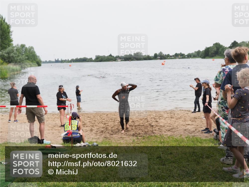 21.06.2025 - 27. Vierlanden-Triathlon MichiJ http://msf.ph/oto/8021632 15.06.2026 10:51:39 Schwimmen 676 meine-sportfotos.de