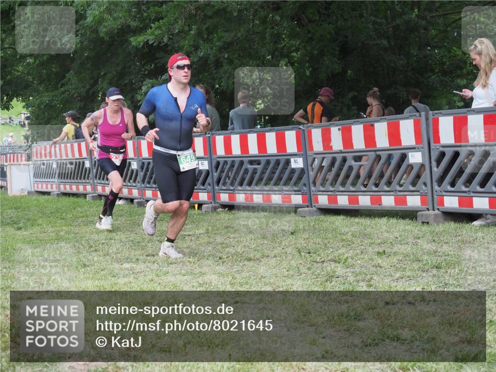 21.06.2025 - 27. Vierlanden-Triathlon KatJ http://msf.ph/oto/8021645 15.06.2025 13:20:52 Ziel 236, 649 meine-sportfotos.de