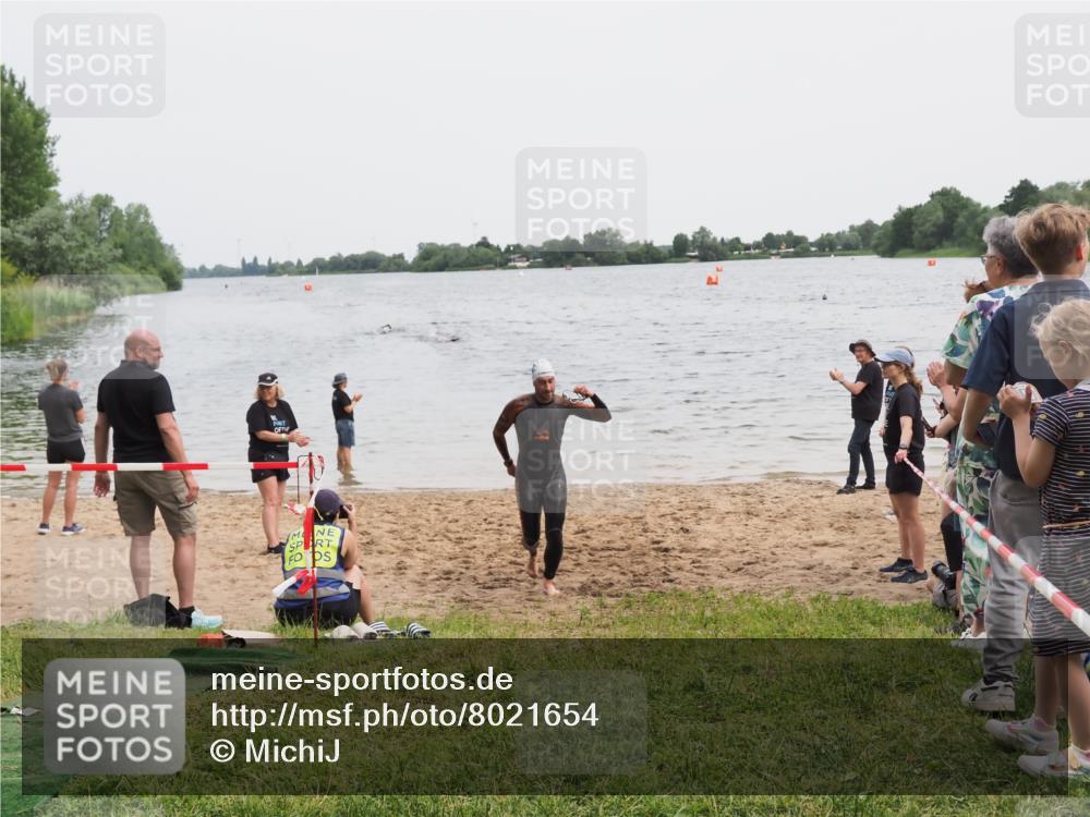 21.06.2025 - 27. Vierlanden-Triathlon MichiJ http://msf.ph/oto/8021654 15.06.2026 10:51:40 Schwimmen 676 meine-sportfotos.de