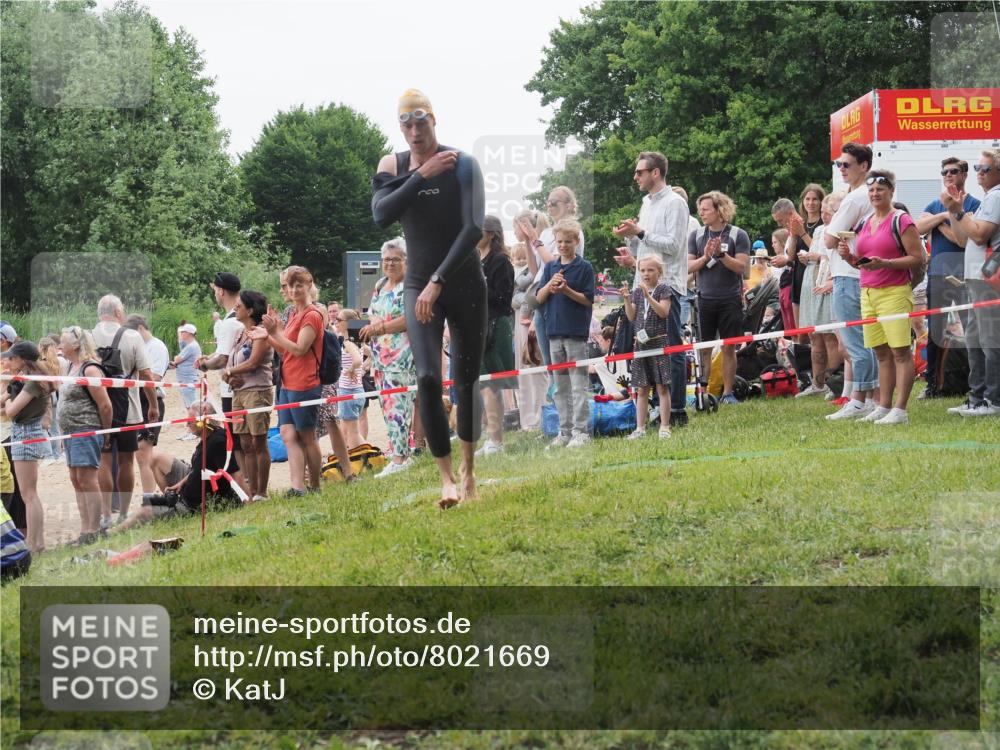 15.06.2025 - 27. Vierlanden-Triathlon KatJ http://msf.ph/oto/8021669 15.06.2025 10:53:11 Schwimmen 638 meine-sportfotos.de