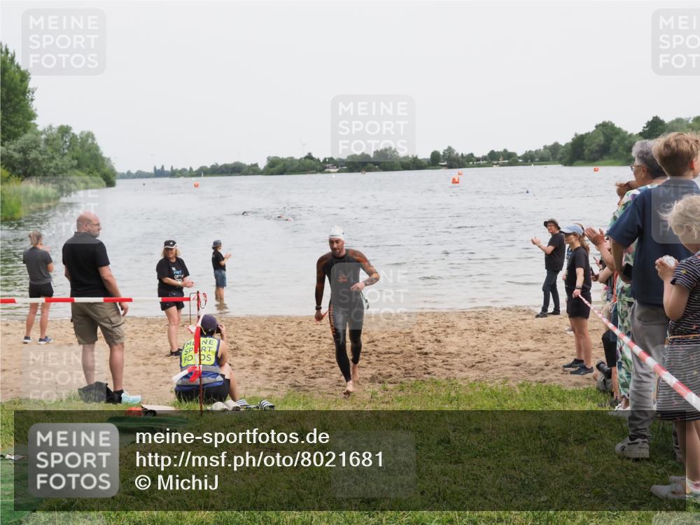 21.06.2025 - 27. Vierlanden-Triathlon MichiJ http://msf.ph/oto/8021681 15.06.2026 10:51:40 Schwimmen 676 meine-sportfotos.de