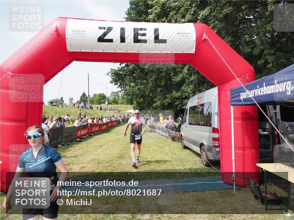 21.06.2025 - 27. Vierlanden-Triathlon MichiJ http://msf.ph/oto/8021687 15.06.2026 11:36:57 Ziel 468, 555 meine-sportfotos.de