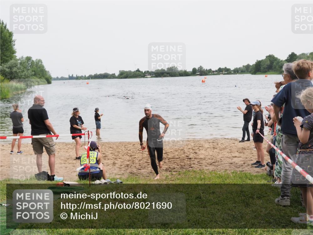 21.06.2025 - 27. Vierlanden-Triathlon MichiJ http://msf.ph/oto/8021690 15.06.2026 10:51:40 Schwimmen 676 meine-sportfotos.de