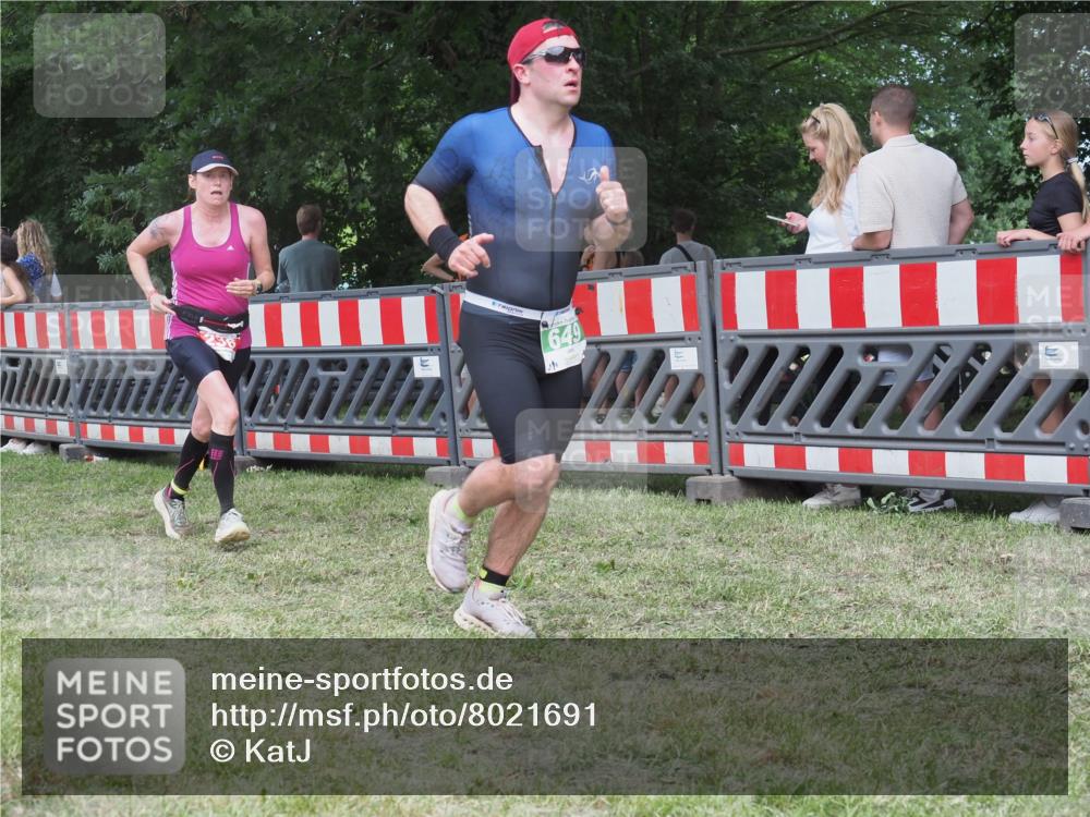 21.06.2025 - 27. Vierlanden-Triathlon KatJ http://msf.ph/oto/8021691 15.06.2025 13:20:53 Ziel 236, 649 meine-sportfotos.de