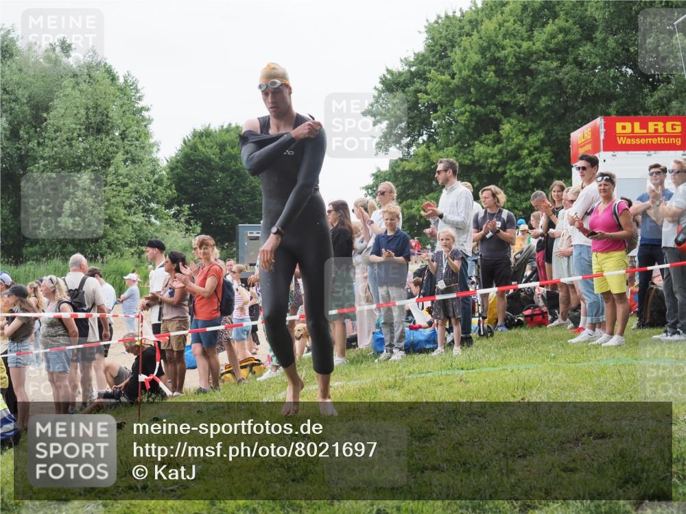 15.06.2025 - 27. Vierlanden-Triathlon KatJ http://msf.ph/oto/8021697 15.06.2025 10:53:11 Schwimmen 638 meine-sportfotos.de