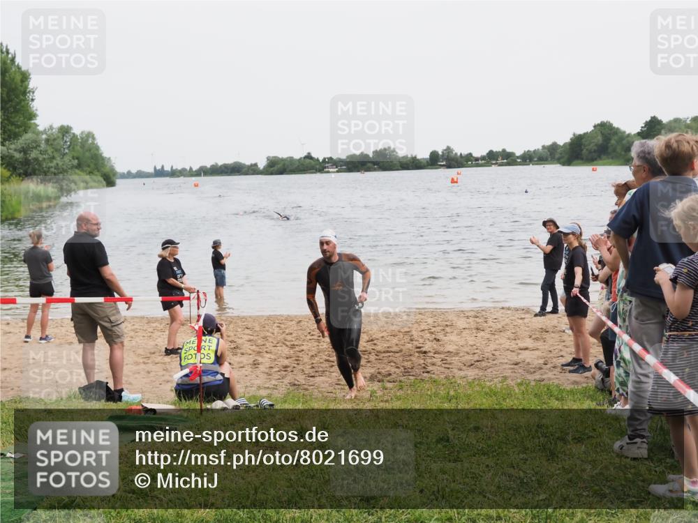 21.06.2025 - 27. Vierlanden-Triathlon MichiJ http://msf.ph/oto/8021699 15.06.2026 10:51:40 Schwimmen 676 meine-sportfotos.de