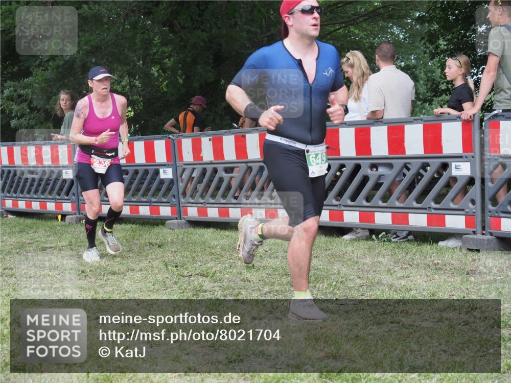 21.06.2025 - 27. Vierlanden-Triathlon KatJ http://msf.ph/oto/8021704 15.06.2025 13:20:53 Ziel 236, 649 meine-sportfotos.de