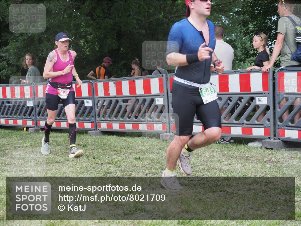 21.06.2025 - 27. Vierlanden-Triathlon KatJ http://msf.ph/oto/8021709 15.06.2025 13:20:53 Ziel 236, 649 meine-sportfotos.de