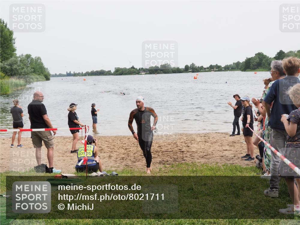 21.06.2025 - 27. Vierlanden-Triathlon MichiJ http://msf.ph/oto/8021711 15.06.2026 10:51:40 Schwimmen 676 meine-sportfotos.de