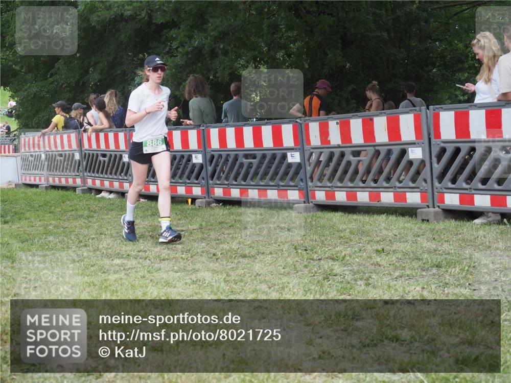 21.06.2025 - 27. Vierlanden-Triathlon KatJ http://msf.ph/oto/8021725 15.06.2025 13:20:55 Ziel 236, 649 meine-sportfotos.de