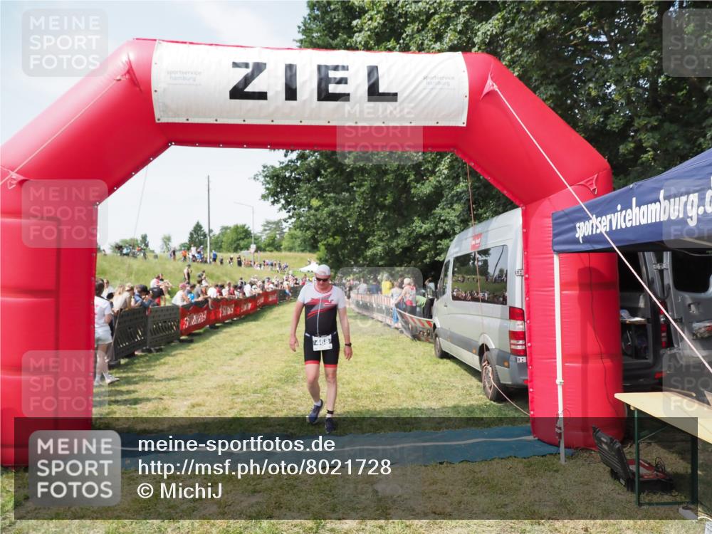 21.06.2025 - 27. Vierlanden-Triathlon MichiJ http://msf.ph/oto/8021728 15.06.2026 11:36:58 Ziel 468, 555 meine-sportfotos.de