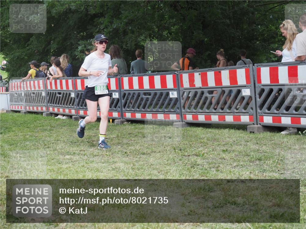 21.06.2025 - 27. Vierlanden-Triathlon KatJ http://msf.ph/oto/8021735 15.06.2025 13:20:55 Ziel 236, 649 meine-sportfotos.de