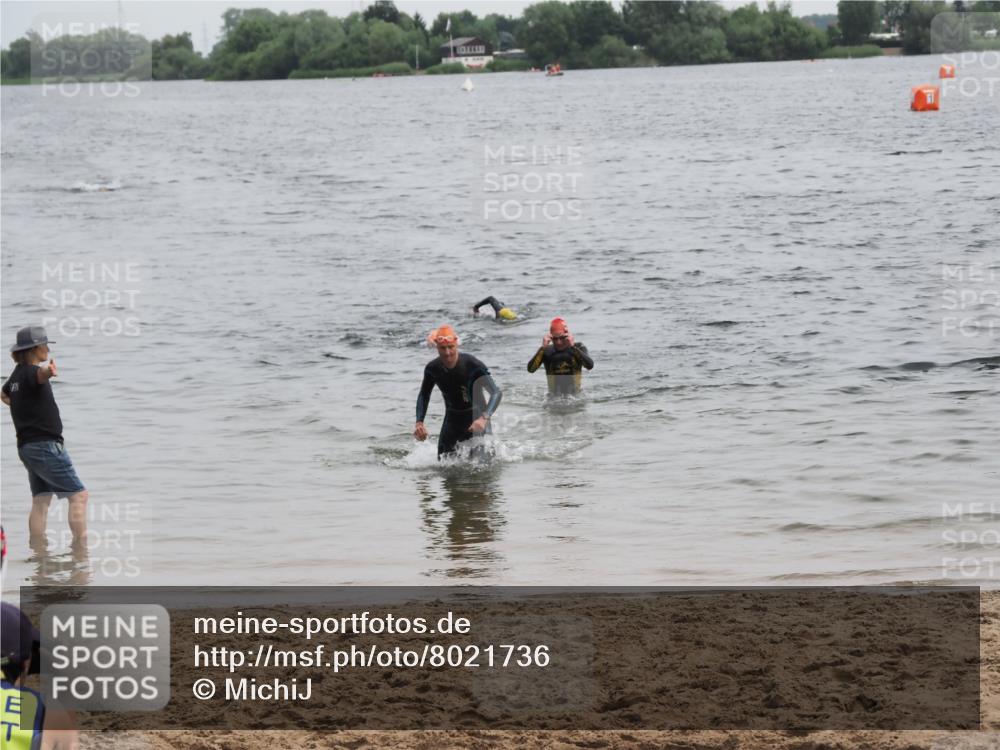 21.06.2025 - 27. Vierlanden-Triathlon MichiJ http://msf.ph/oto/8021736 15.06.2026 10:52:07 Schwimmen 693 meine-sportfotos.de