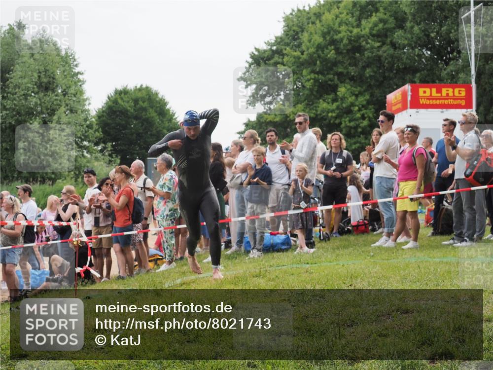 15.06.2025 - 27. Vierlanden-Triathlon KatJ http://msf.ph/oto/8021743 15.06.2025 10:53:52 Schwimmen 650, 726 meine-sportfotos.de