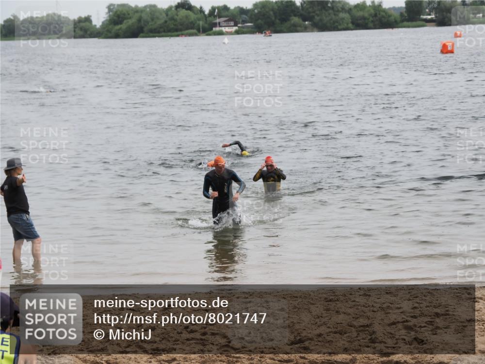 21.06.2025 - 27. Vierlanden-Triathlon MichiJ http://msf.ph/oto/8021747 15.06.2026 10:52:07 Schwimmen 693 meine-sportfotos.de