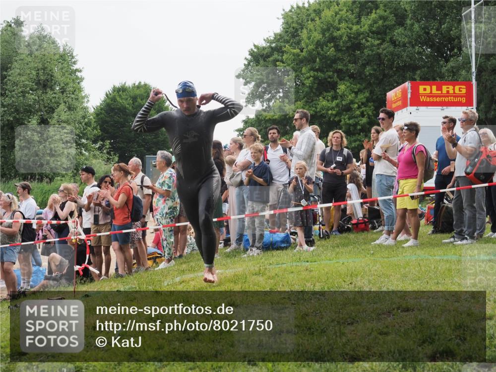 15.06.2025 - 27. Vierlanden-Triathlon KatJ http://msf.ph/oto/8021750 15.06.2025 10:53:52 Schwimmen 650, 726 meine-sportfotos.de
