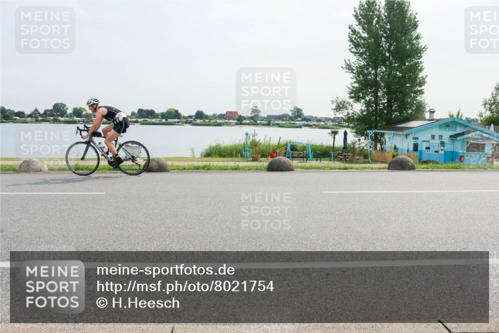 15.06.2025 - 27. Vierlanden-Triathlon H.Heesch http://msf.ph/oto/8021754 15.06.2025 09:54:21 Radfahren 30, 64, 94, 128, 248 meine-sportfotos.de