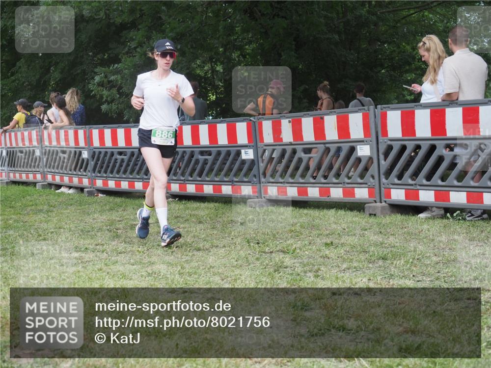 21.06.2025 - 27. Vierlanden-Triathlon KatJ http://msf.ph/oto/8021756 15.06.2025 13:20:55 Ziel 236, 649 meine-sportfotos.de