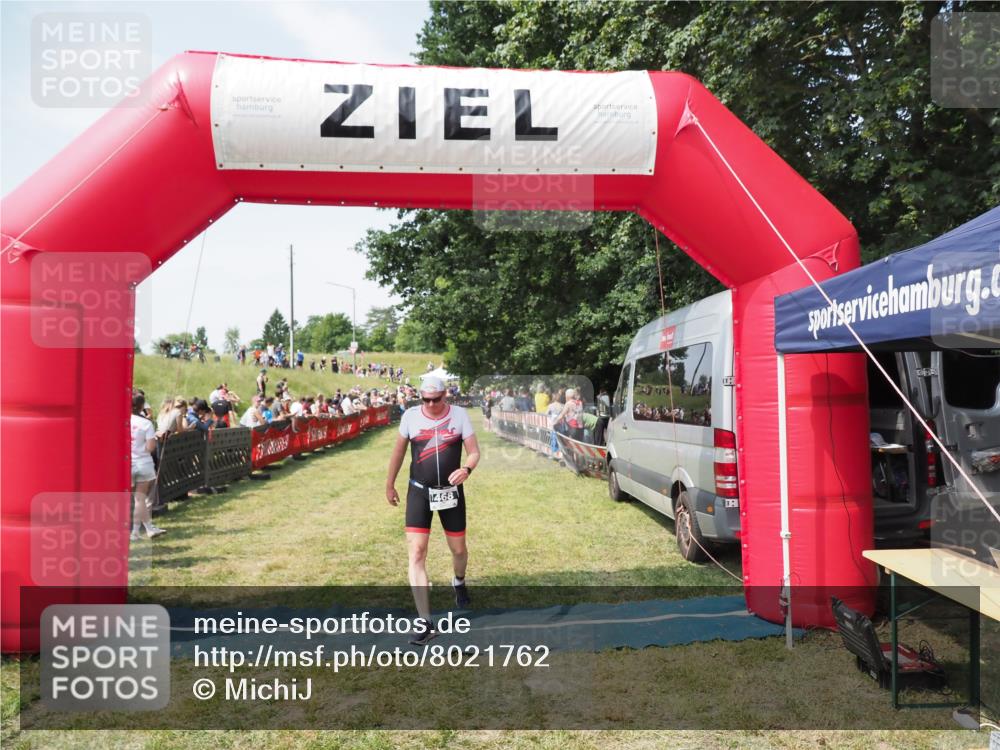 21.06.2025 - 27. Vierlanden-Triathlon MichiJ http://msf.ph/oto/8021762 15.06.2026 11:36:58 Ziel 468, 555 meine-sportfotos.de