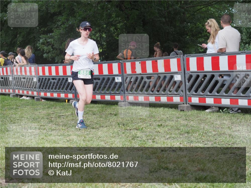 21.06.2025 - 27. Vierlanden-Triathlon KatJ http://msf.ph/oto/8021767 15.06.2025 13:20:56 Ziel 236 meine-sportfotos.de